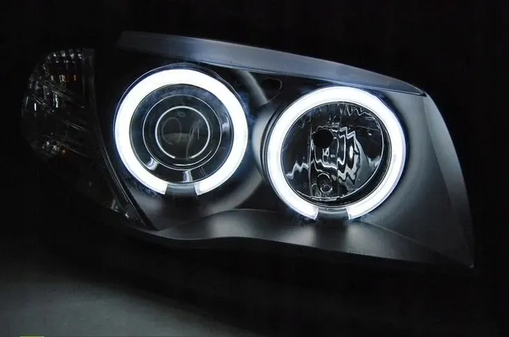 lampy-bmw-1-e87-e81-e82-04-11r-ringi-ccfl-black-strona-zabudowy-lewe-prawe