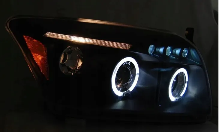 lampy-dodge-caliber-06-12r-ringi-led-black-strona-zabudowy-lewe-prawe