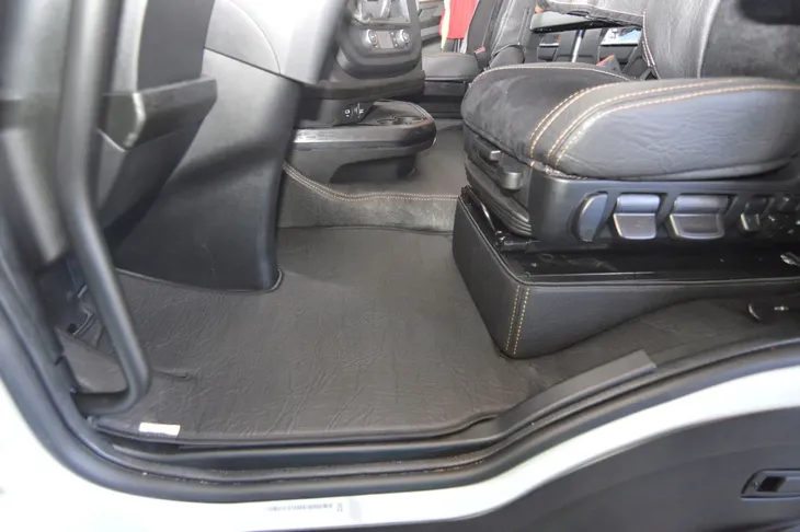 dywaniki-prestige-line-iveco-s-way-numer-katalogowy-producenta-zphu-saba-s-c-stan-nowy
