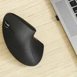 myszka-pionowa-dla-leworecznych-bezprzewodowa-wertykalna-cicha-mysz-baterie-zasilanie-myszy-bateryjne