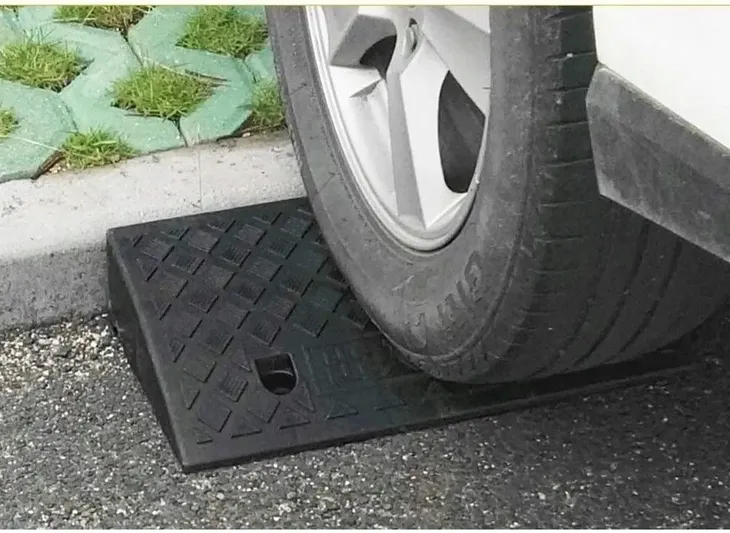 najazd-pod-kraweznik-podjazd-kraweznikowy-kablowy-rampa-gumowy-wjazd-3cm-stan-opakowania-oryginalne-model-najazd-pod-kraweznik-podjazd-kraweznikowy-kablowy3