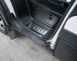 nakladki-ochronne-na-progi-wewnetrzne-listwy-progowe-do-iveco-daily-2016-