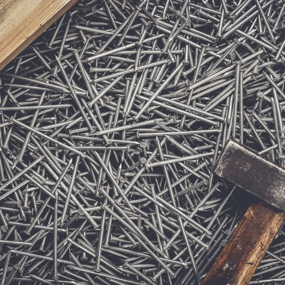 gwozdzie-budowlane-6x200-czarne-gladkie-uniwersalne-5kg