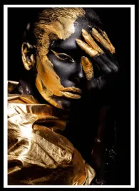 plakat-na-sciane-do-sypialni-twarz-kobiety-artystyczna-poza-gold-70x50cm