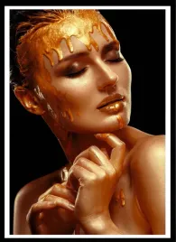 plakat-na-sciane-do-sypialni-twarz-kobiety-zlota-farba-gold-black-70x50cm