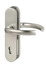 klamka-antywlamaniowa-do-drzwi-wejsciowych-srebrna-f1-rozstaw-92-mm