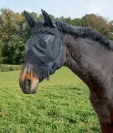maska-przeciwowadowa-dla-konia-z-uszami-i-fredzlami-roz-pony-covalliero