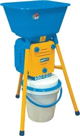 mlynek-do-zboza-golia-750-w-wydajnosc-130-260-kg-h-novital