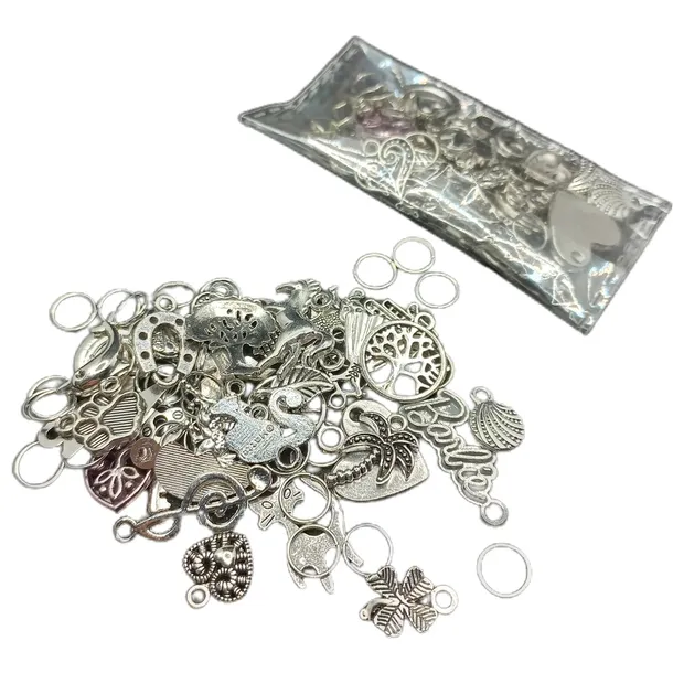MIX ZAWIESZKI CHARMS 60SZT METALOWE SREBRNE BRELOCZKI KORALIKI PRZYWIESZKI