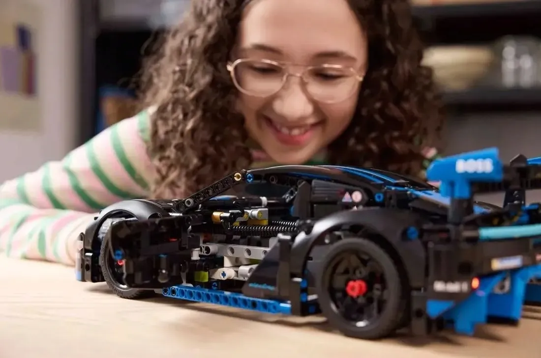 klocki-technic-42176-samochod-wyscigowy-porsche-gt4-e-performance-lego