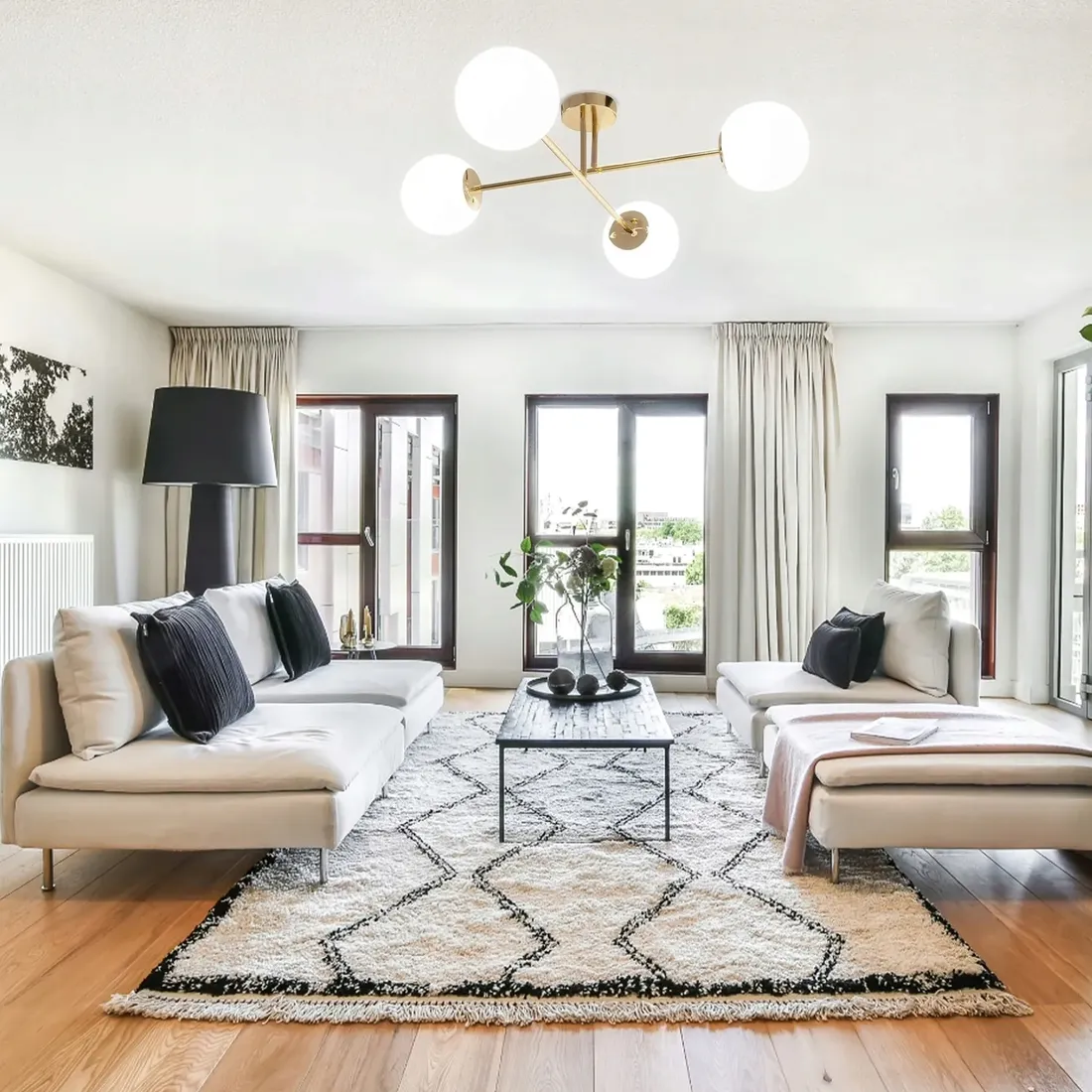 lampa-zyrandol-zloty-biale-kule-4-punkty-wiszaca-glamour-do-salonu-jadalni-stan-nowy