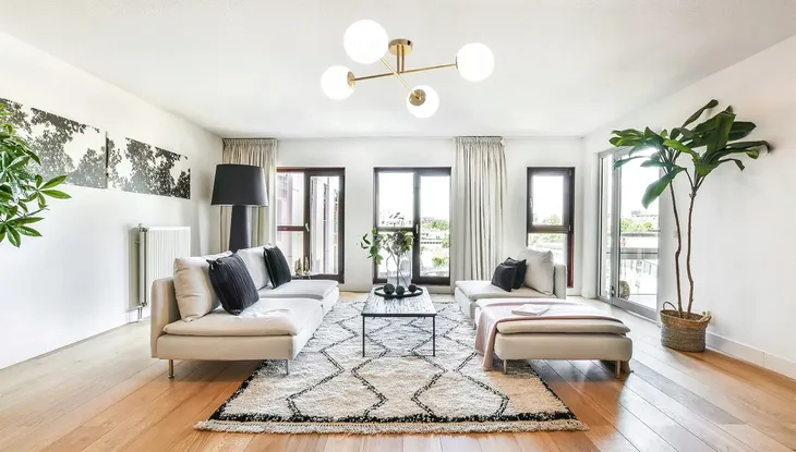 lampa-zyrandol-zloty-biale-kule-4-punkty-wiszaca-glamour-do-salonu-jadalni-rodzaj-gwintu-e27