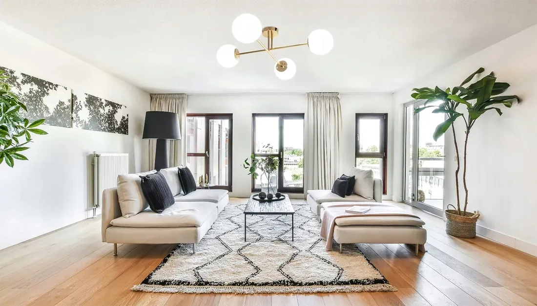 lampa-zyrandol-zloty-biale-kule-4-punkty-wiszaca-glamour-do-salonu-jadalni