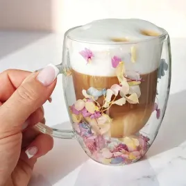 szklanka-termiczna-z-kwiatami-w-srodku-gipsowka-hortensje-roz-300-ml-1szt