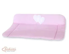 przewijak-miekki-na-komode-wiszace-serduszka-kropki-na-rozu-bobono