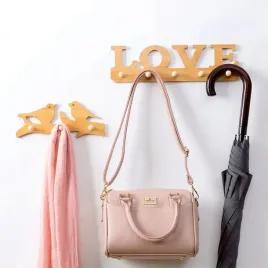 modny-wieszak-drewniany-love