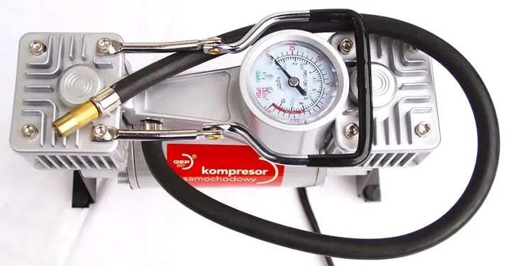samochodowy-kompresor-12v-dwutlokowy-sprezarka-do-pompowania-12v-walizka-marka-gmp