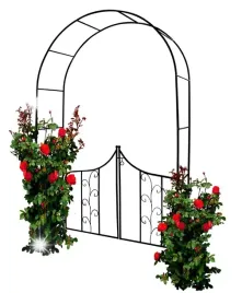pergola-ogrodowa-luk-z-bramka-roze-kwiaty-pnacza