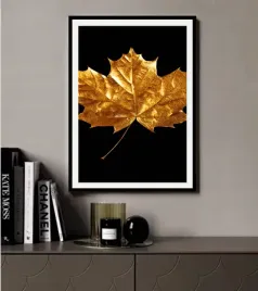 plakat-na-sciane-do-salonu-zloty-lisc-klonu-na-czarnym-tle-gold-40x30-cm