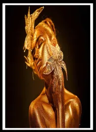 plakat-na-sciane-do-salonu-zlota-kobieta-z-zlotymi-liliami-gold-40x30-cm
