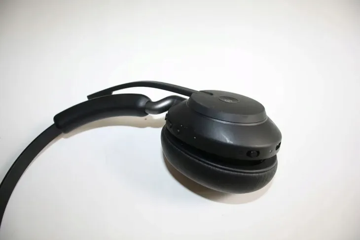 jabra-evolve2-65-link380a-ms-mono-zalaczone-wyposazenie-pokrowiec