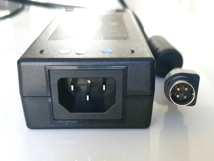 synology-adapter-100w-level-vi-wysokosc-produktu-3-8-cm