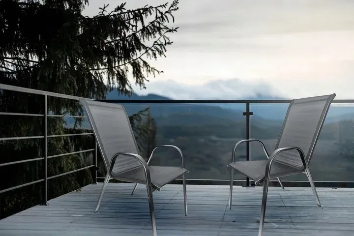 zestaw-mebli-ogrodowych-balkon-taras-stol-fi60-4x-krzesla-minorka-szare-styl-inny