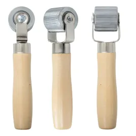 rolka-dociskowa-fazowana-do-mat-butylowych-walek-z-drewniana-raczka-30mm