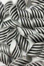 guzik-plastikowy-na-stopce-romb-fale-postarzany-srebrny-10-szt