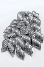 guzik-plastikowy-na-stopce-romb-fale-srebrny-10-szt