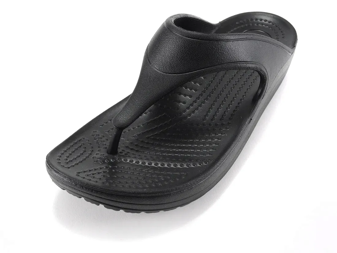 crocs-sloane-platform-flip-black-415