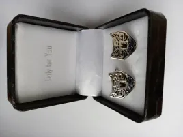 ekskluzywne-spinki-do-mankietow-koszuli-exc-glowa-kota-jaguar-etui-skora