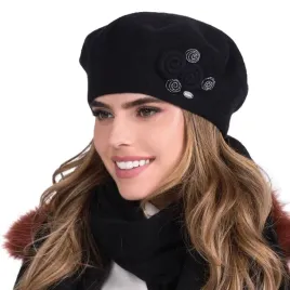 czarny-welniany-beret-damski-z-ozdobna-aplikacja-polski-kamea-birma