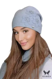szara-zimowa-czapka-damska-beanie-ozdoba-kwiatowa-polska-kamea-teona
