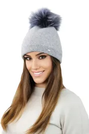 zimowa-czapka-damska-w-pepitke-naturalny-pompon-polska-szara-kamea-aloes