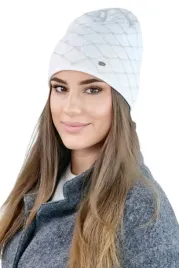 czapka-bawelniana-wzor-rombow-z-blyszczaca-nitka-diamond-polska-kolor-ekru