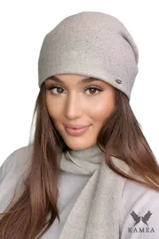 bezowa-czapka-damska-beanie-blyszczace-cyrkonie-logo-kamea-polska-dolomit