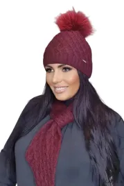 bordowa-czapka-damska-z-naturalnym-pomponem-ciekawy-splot-sciagacz-shakti