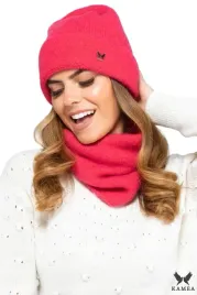 malinowa-czapka-damska-zimowa-beanie-welna-merino-ozdobne-logo-kalifornia