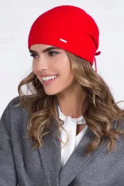 czapka-damska-beanie-z-ozdobnym-wiazaniem-z-tylu-kamea-gloria-koralowa