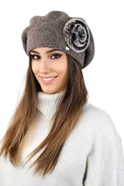 brazowy-welniany-beret-w-pepitke-z-naturalna-ozdoba-z-krolika-sasanka