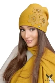 miodowa-zimowa-czapka-damska-beanie-ozdoba-kwiatowa-polska-kamea-teona