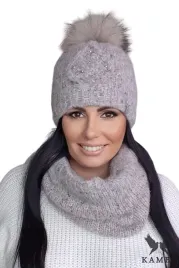 czapka-damska-z-pomponem-naturalnym-na-polarze-polska-kamea-cyrena-szara