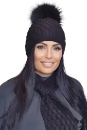 brazowa-czapka-damska-z-pomponem-ciekawy-splot-i-sciagacz-polska-shakti