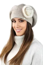 bezowy-welniany-beret-w-pepitke-z-naturalna-ozdoba-z-krolika-sasanka