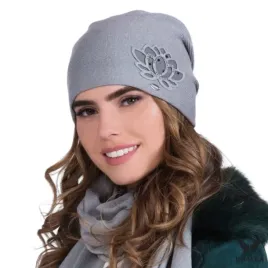 czapka-damska-zimowa-beanie-duzy-kwiat-lotosu-cyrkonie-kamea-lotos-szara