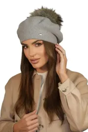 welniany-beret-damski-jasny-szary-z-naturalnym-pomponem-z-yenota-kamea-fuji