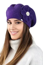 welniany-beret-damski-fioletowy-na-wysokiej-nozce-ozdobny-kwiat-kamea-kalia