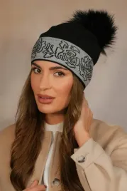 czapka-damska-zimowa-pompon-eco-futro-polska-czarna-dwubarwna-liliana