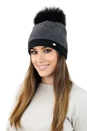 czarna-czapka-damska-beanie-w-pepite-pompon-z-eco-futra-polska-aloes